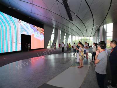 La pantalla LED curva LianTronics ilumina la sala de exposición de Alibaba para celebrar el G20 2016