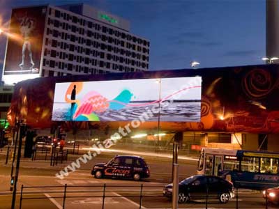 Pantalla a todo color al aire libre en la estación central de autobuses de Liverpool