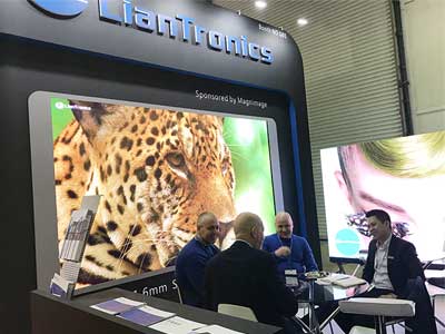 La solución de pantalla LED de tono fino de LianTronics se ilumina ISR2017