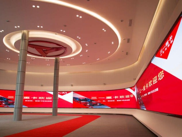 La pared LED gigante en forma de U de LianTroncis rodea la exposición
