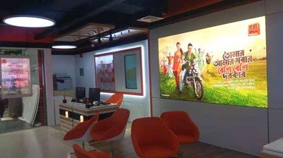 Pared de video LED para interiores de P2.5 mm que brilla en las tiendas minoristas en Dha