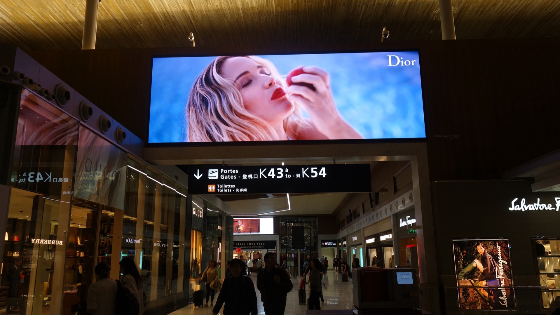 Publicidad Liantronics P4 LED en el aeropuerto Charles de Gaulle