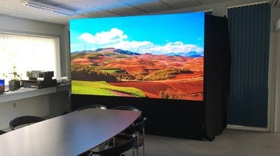 Pantalla LED para interiores de P1.4mm de paso fino perfectamente aplicada en la sala de conferencias, Dinamarca