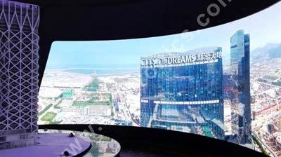 LianTronics VL1.2 con Forma Curva Brilla en The City of Dreams