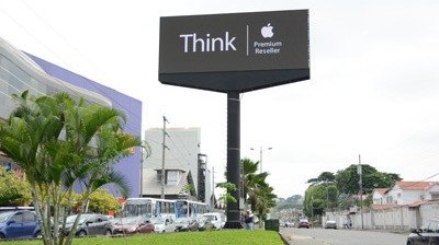 LianTronicsLED看板がエクアの道端に広告を出す