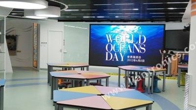 Dos juegos de pantallas LED P2.5 y P4 en el aula multifunción de la escuela secundaria GongKang en Shanghai