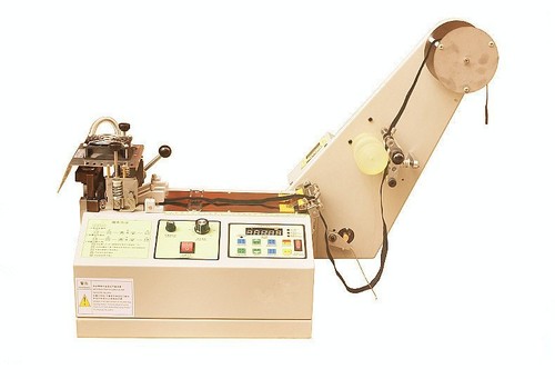 Elastic tape cutting machine of precise cut length ES-015