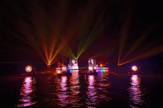 Light Weight Outdoor LED Screen Shines on the Sea